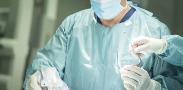 Surgeon in operating theater — Stock Photo, Image