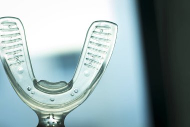 Dişler köşeli ayraçlar vibratör