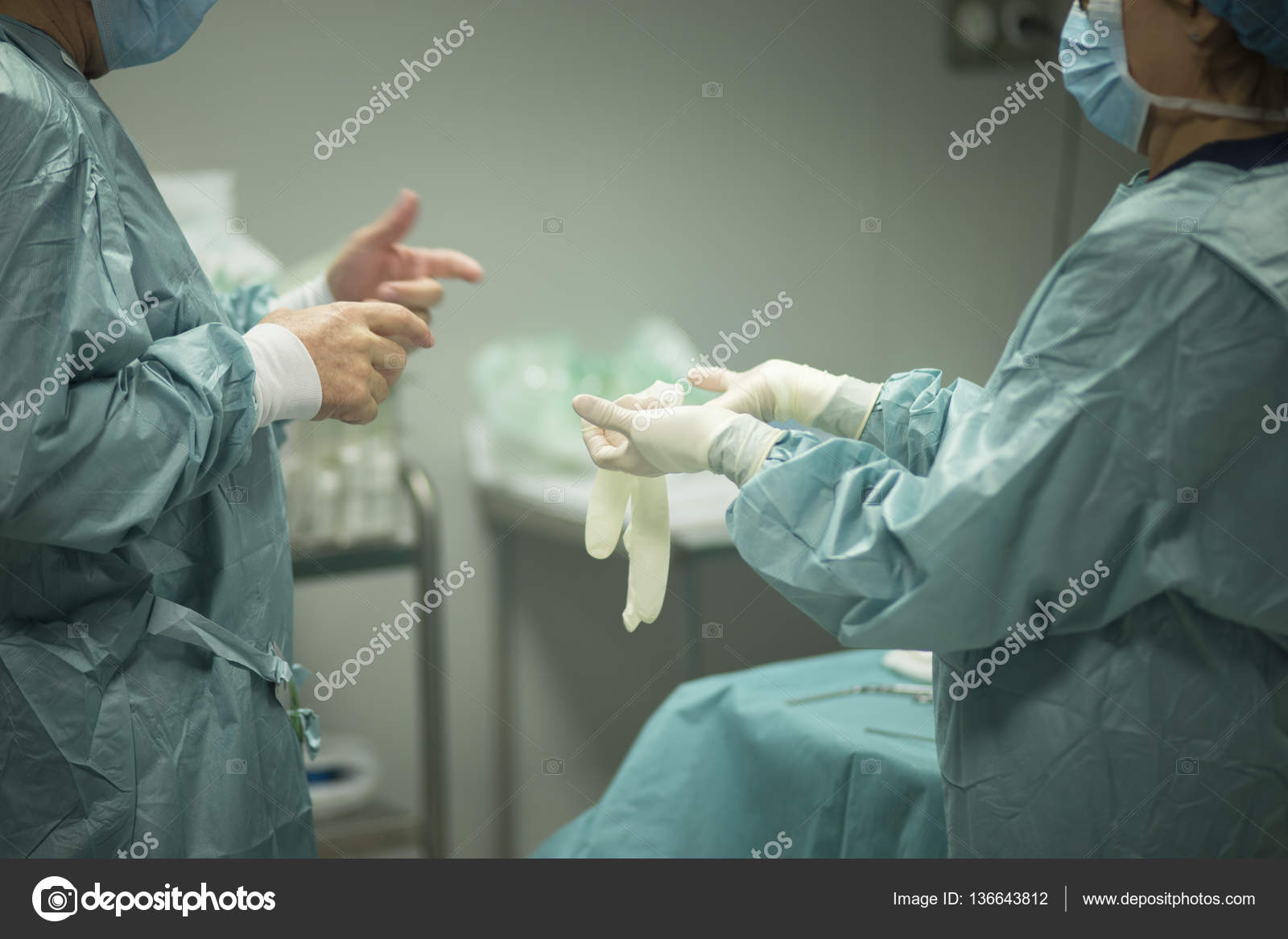 A sebész kesztyűt húzott. — Stock Fotó © edwardolive #136643812