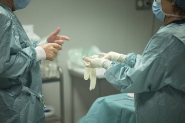 Cerrah eldiven takıyor