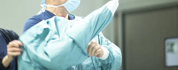 Chirurg in het ziekenhuis dressing — Stockfoto