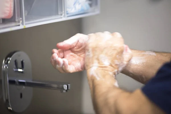 Cirujano lavando manos —  Fotos de Stock