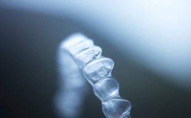 Görünmez diş parantez aligners