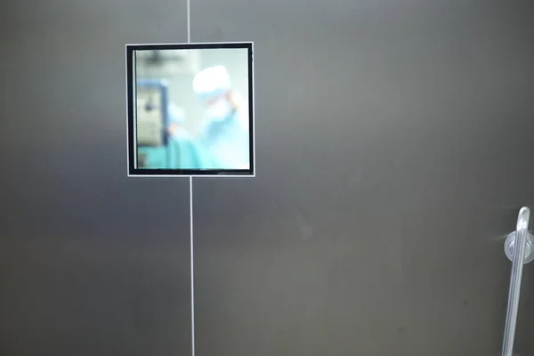 Nemocnice chirurgie dveře — Stock fotografie