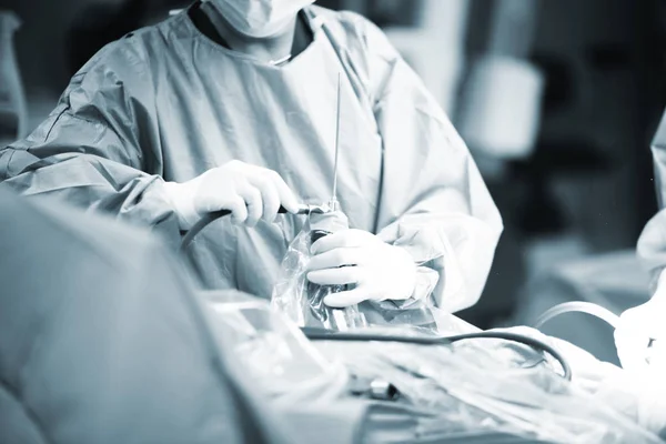 Cirurgião em cirurgia hospitalar — Fotografia de Stock