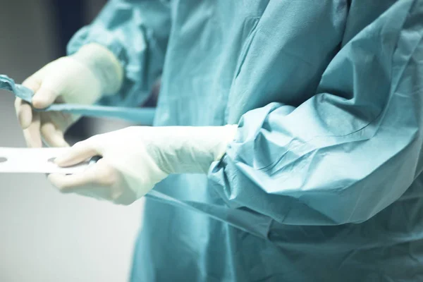 Cirurgião em cirurgia hospitalar — Fotografia de Stock