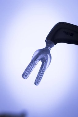 Dişler köşeli ayraç diş vibratör