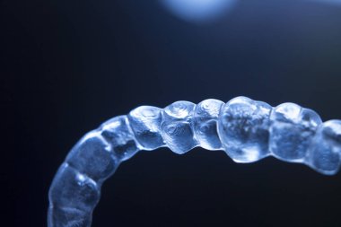 Görünmez diş parantez aligners