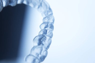 Görünmez diş parantez aligners