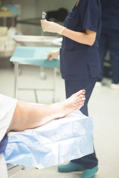 Perna do paciente em sala de operações — Fotografia de Stock