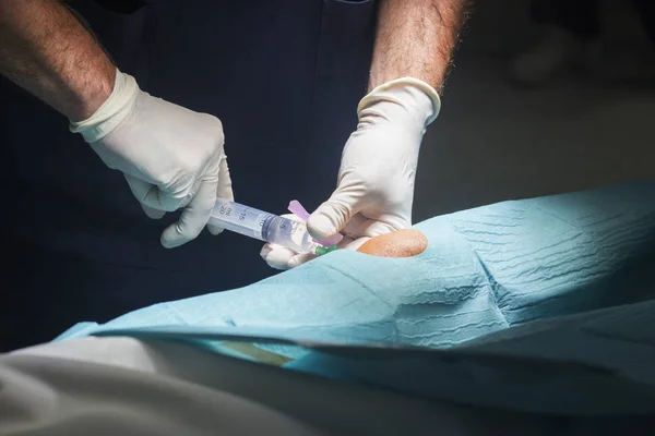 Knä operation anestesi injektion — Stockfoto