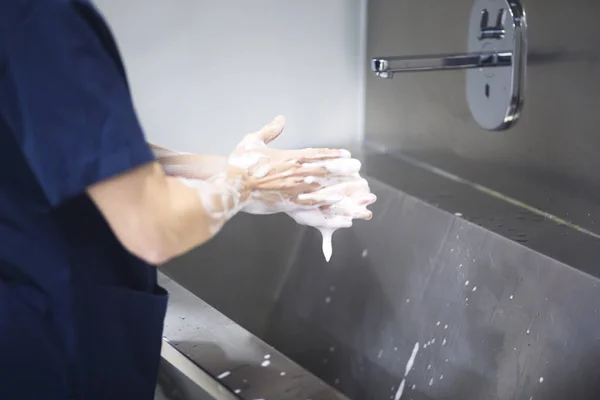 Hospital surgeon washing hands — Stock Photo, Image