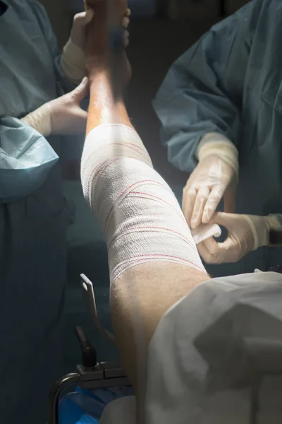 붕대를 감는 무릎 수술 간호사 — 스톡 사진