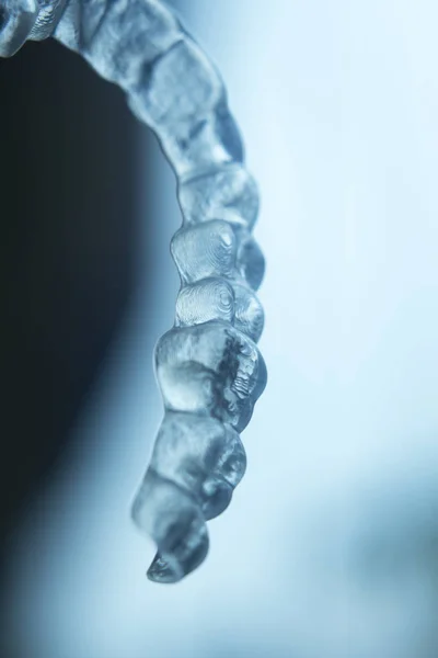 보이지 않는 치아 괄호 aligners — 스톡 사진