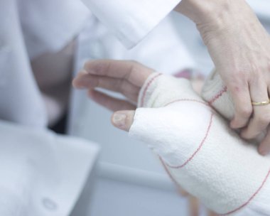 Doktor hasta alçı