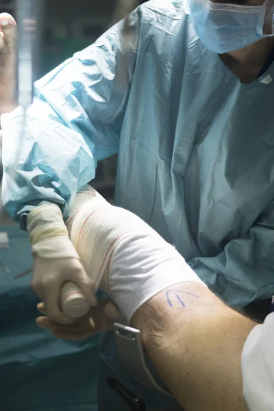 Перевязка колена медсестры — стоковое фото