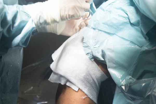 Knä operation sjuksköterska bandage — Stockfoto