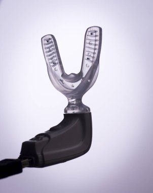 Ortodonti köşeli ayraç vibratör