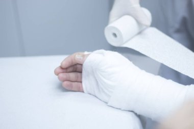 Doktor hasta alçı