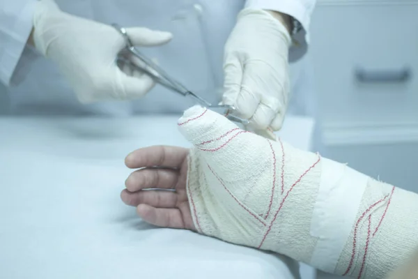 Doctor patient plaster cast — Stock Photo, Image