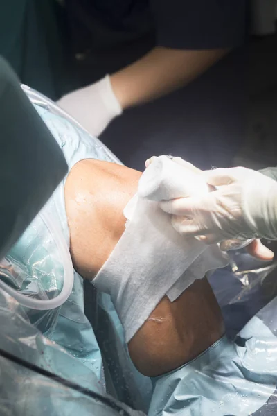 Knie-Operation Krankenschwester Verband — Stockfoto