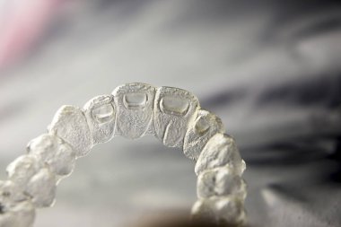 Görünmez diş plastik diş telleri