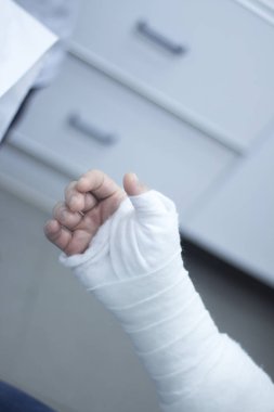 Doktor hasta alçı