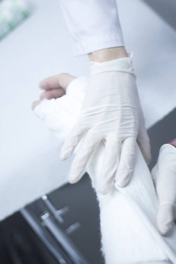 Doktor hasta alçı