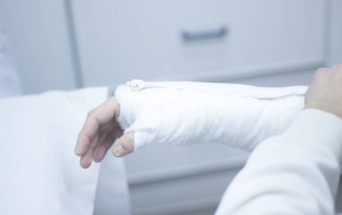 Doktor hasta alçı
