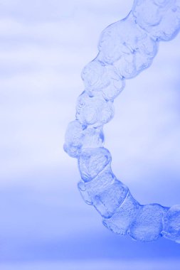 Görünmez diş diş parantez