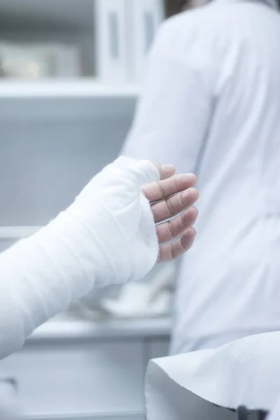 Läkare patienten gips cast — Stockfoto