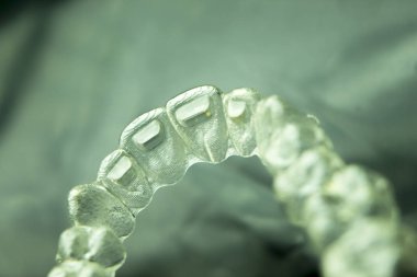 Görünmez diş plastik diş telleri