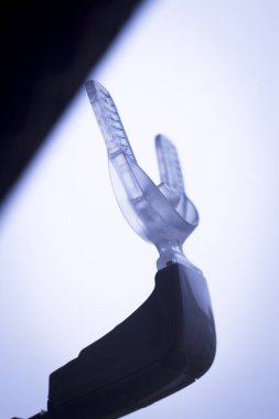 Ortodonti köşeli ayraç vibratör