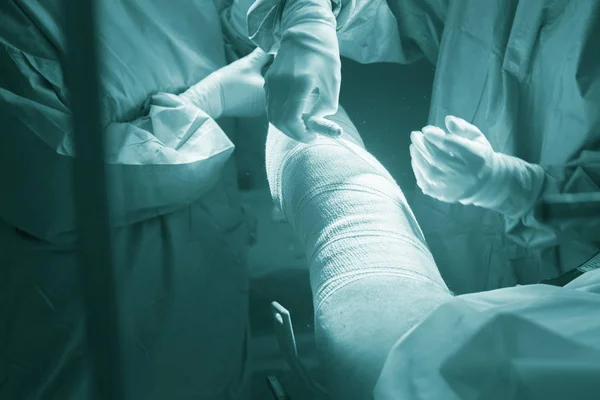 Knie operatie verpleegkundige verbanden — Stockfoto