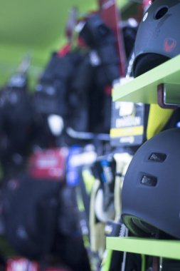 Satır içi tekerlekli paten kask