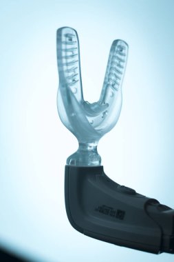 Ortodonti köşeli ayraç vibratör