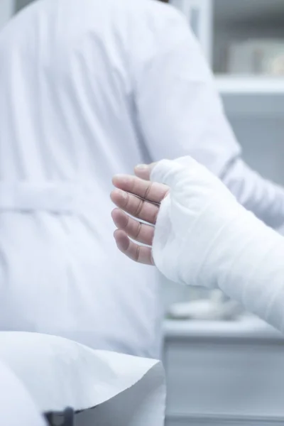 Doctor patient plaster cast — Stock Photo, Image