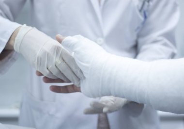 Doktor hasta alçı