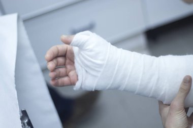 Doktor hasta alçı
