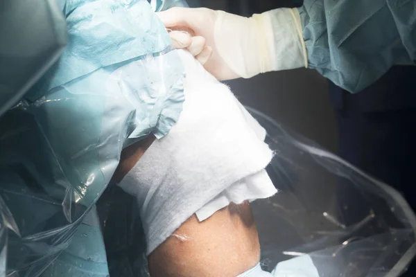 Cirurgia do joelho enfermeira bandagem — Fotografia de Stock
