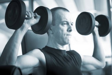 Adam spor salonunda ağırlık terbiye