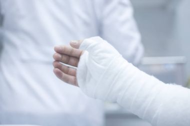 Doktor hasta alçı