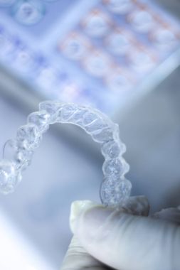 Görünmez diş aligner parantez