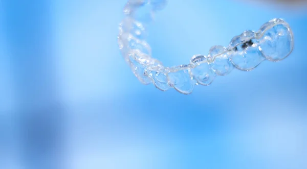 Bráquetes de dentista invisível — Fotografia de Stock