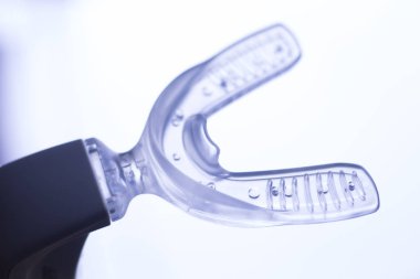 Dişler köşeli ayraçlar vibratör