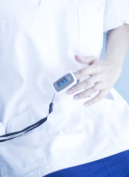 Monitor de dedo de presión arterial — Foto de Stock