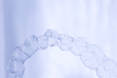 Görünmez diş diş parantez