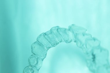 Görünmez diş diş parantez