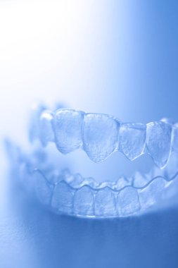 Görünmez diş dirsek