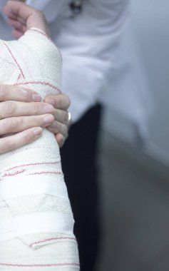 Doktor hasta alçı